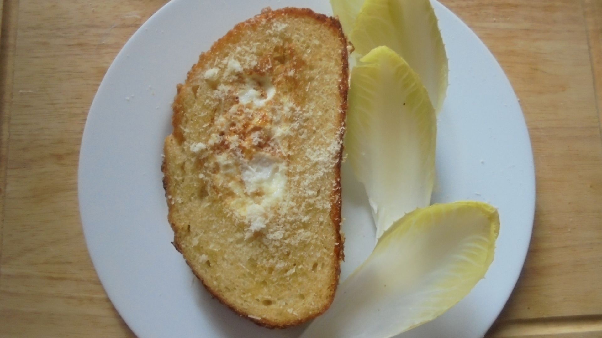 Sandvis cu ochiuri in paine