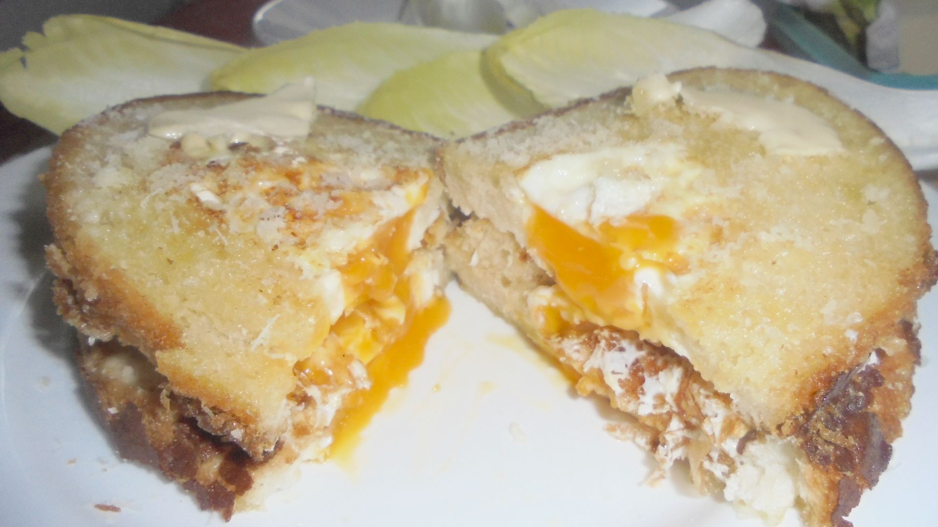 Sandvis cu ochiuri in paine