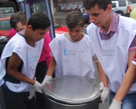 Chef Nicolai Tand şi elevii şcolii „Mihai Ionescu”  oferă o masă caldă oamenilor străzii