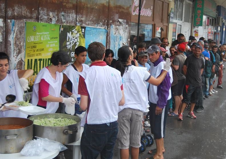 Chef Nicolai Tand şi elevii şcolii „Mihai Ionescu”  oferă o masă caldă oamenilor străzii