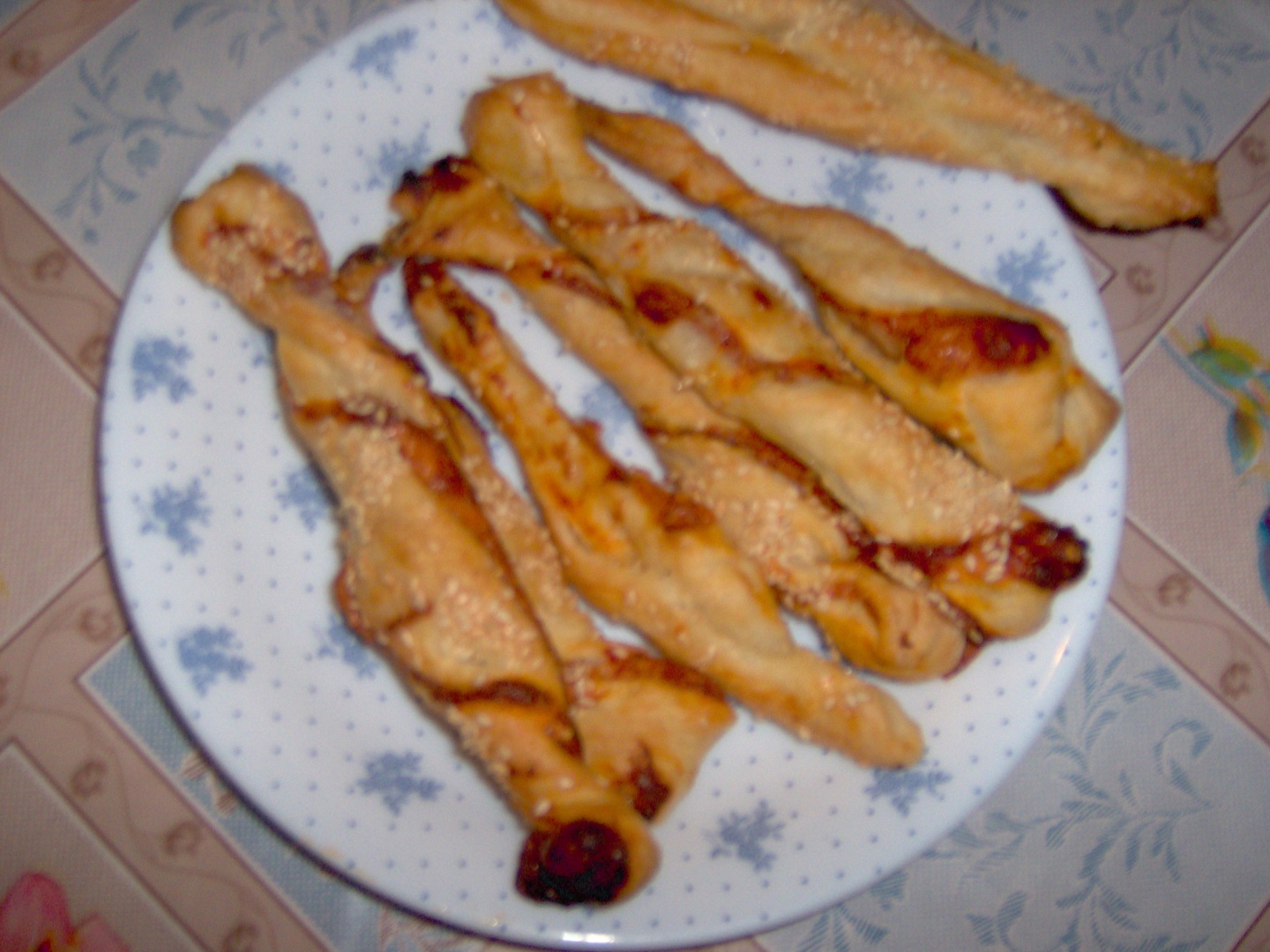 Saratele din aluat de foietaj cu sos de rosii picant