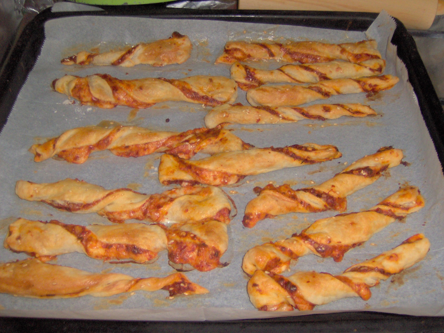 Saratele din aluat de foietaj cu sos de rosii picant