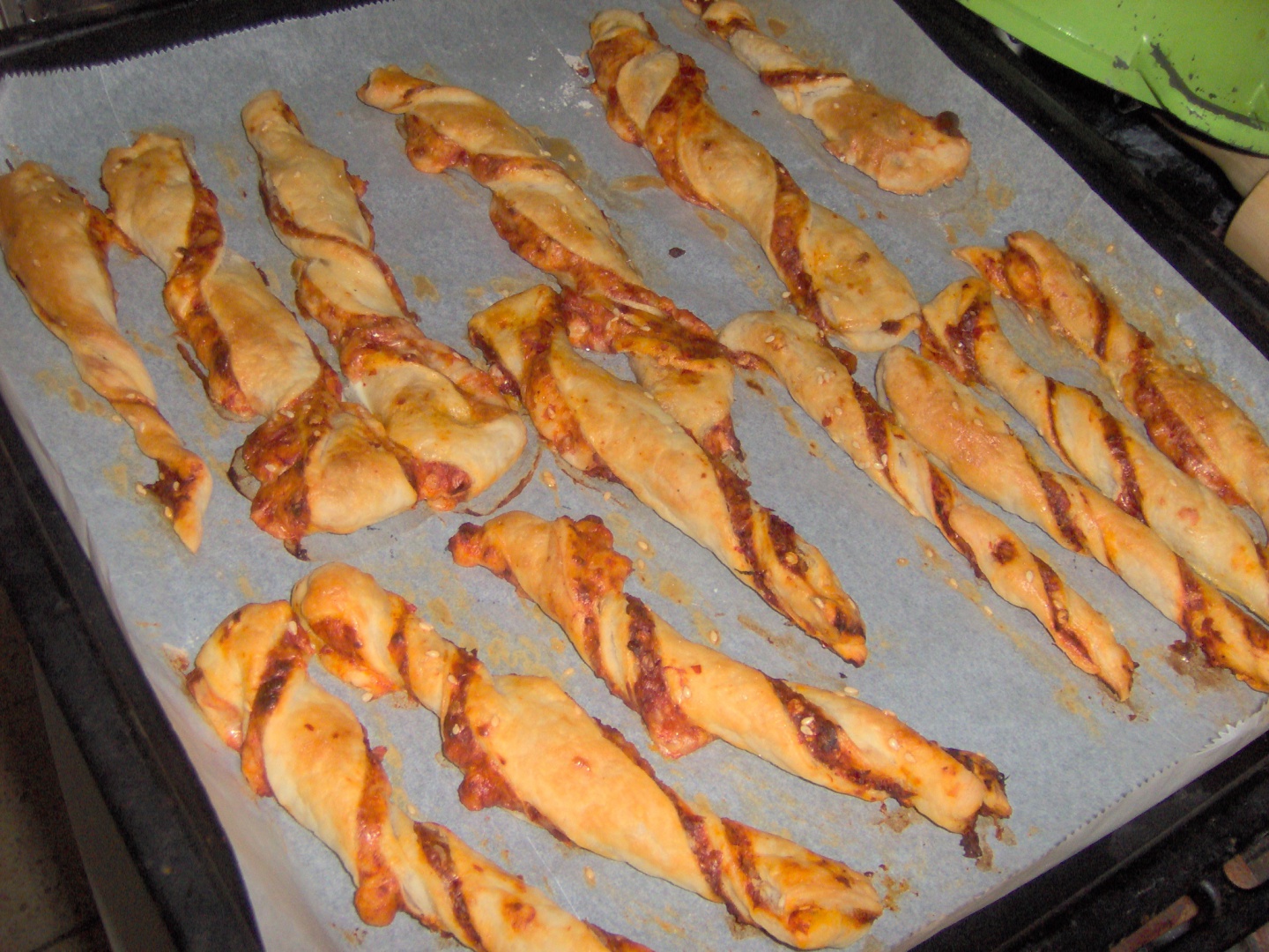 Saratele din aluat de foietaj cu sos de rosii picant