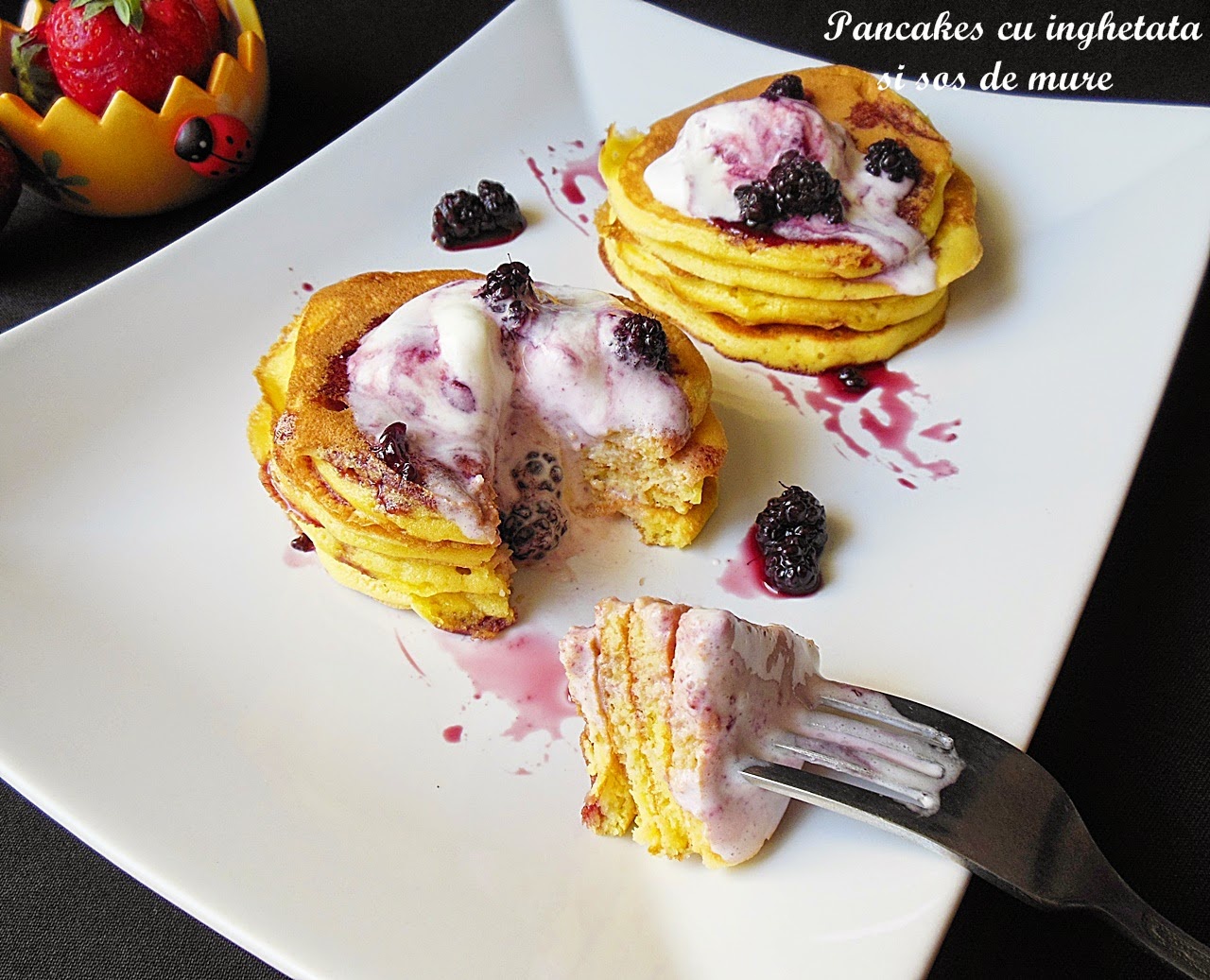 Pancakes cu inghetata si sos de mure