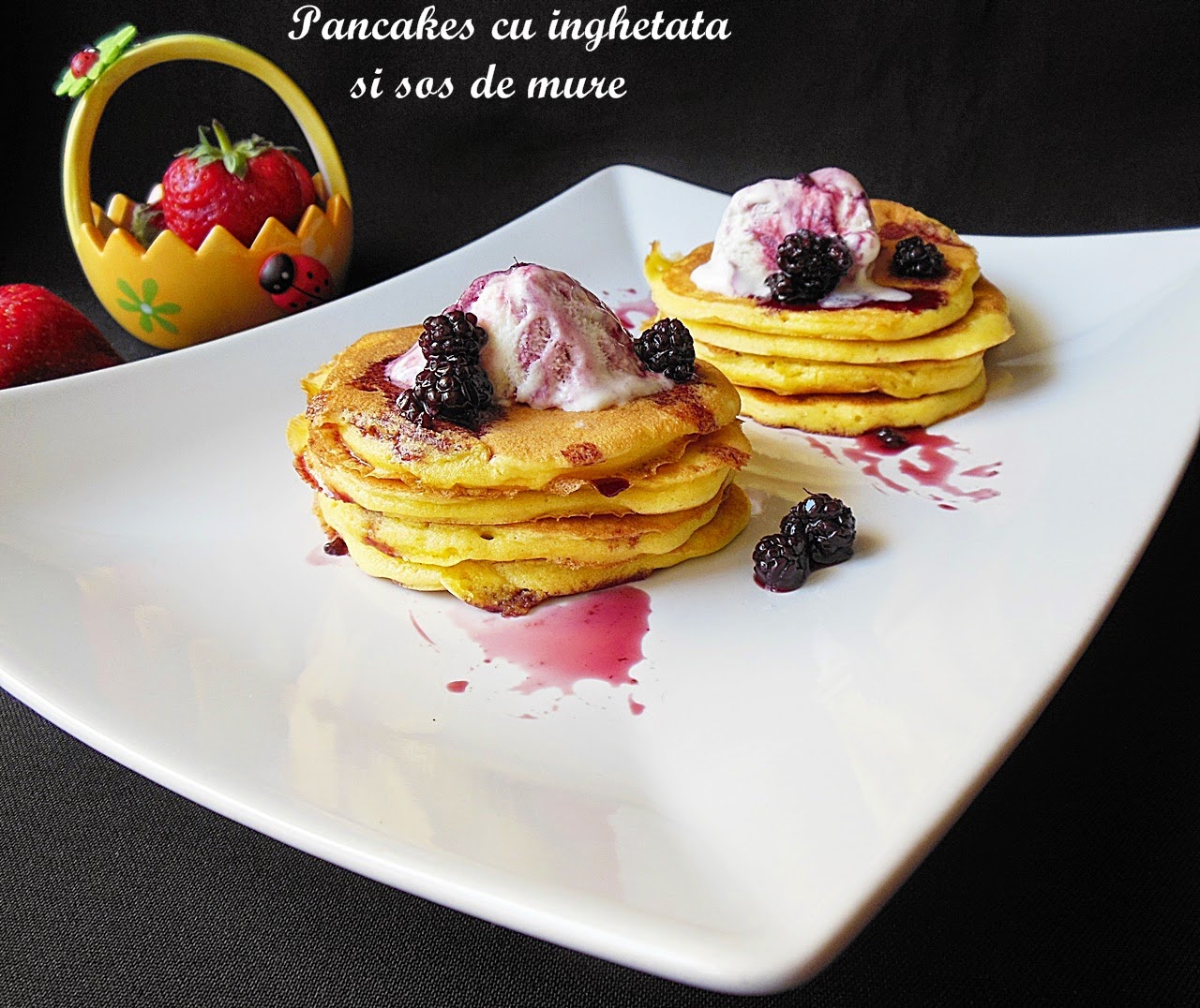 Pancakes cu inghetata si sos de mure