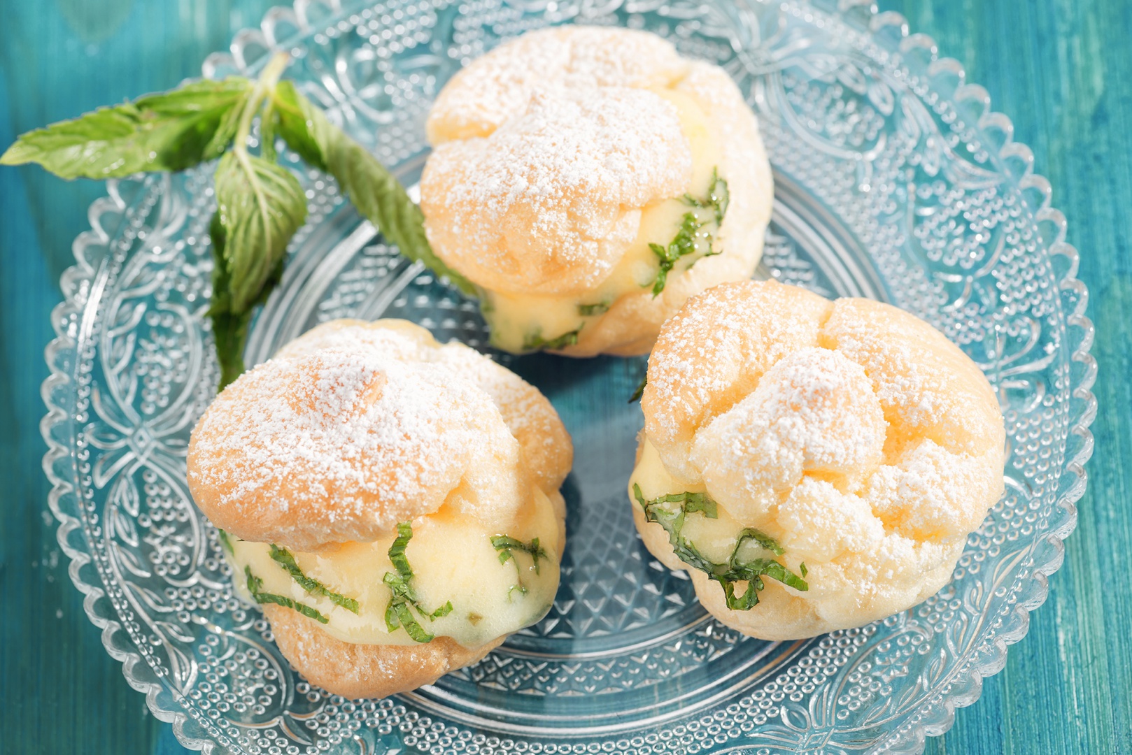 Choux a la creme cu lamaie si menta