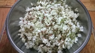 Flori de salcâm în aluat de clătite de post şi fără gluten