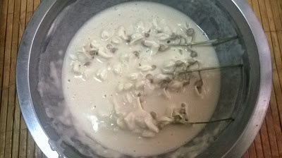 Flori de salcâm în aluat de clătite de post şi fără gluten