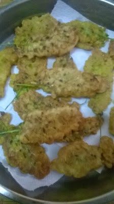 Flori de salcâm în aluat de clătite de post şi fără gluten