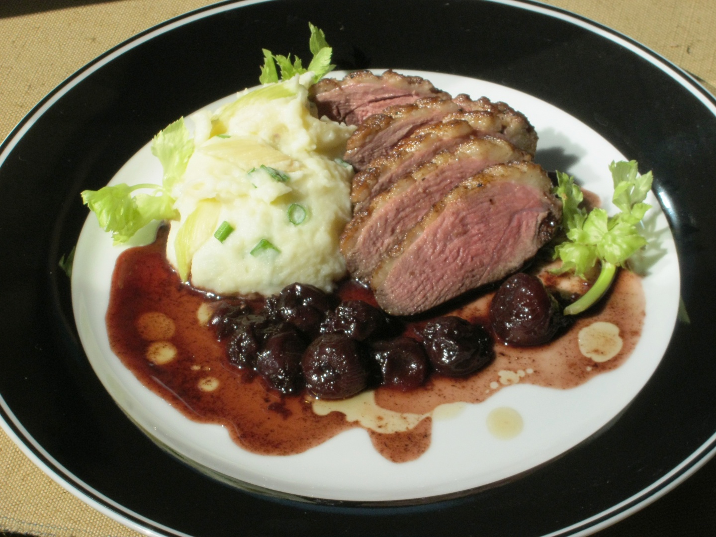 Piept de rata cu chutney de cirese