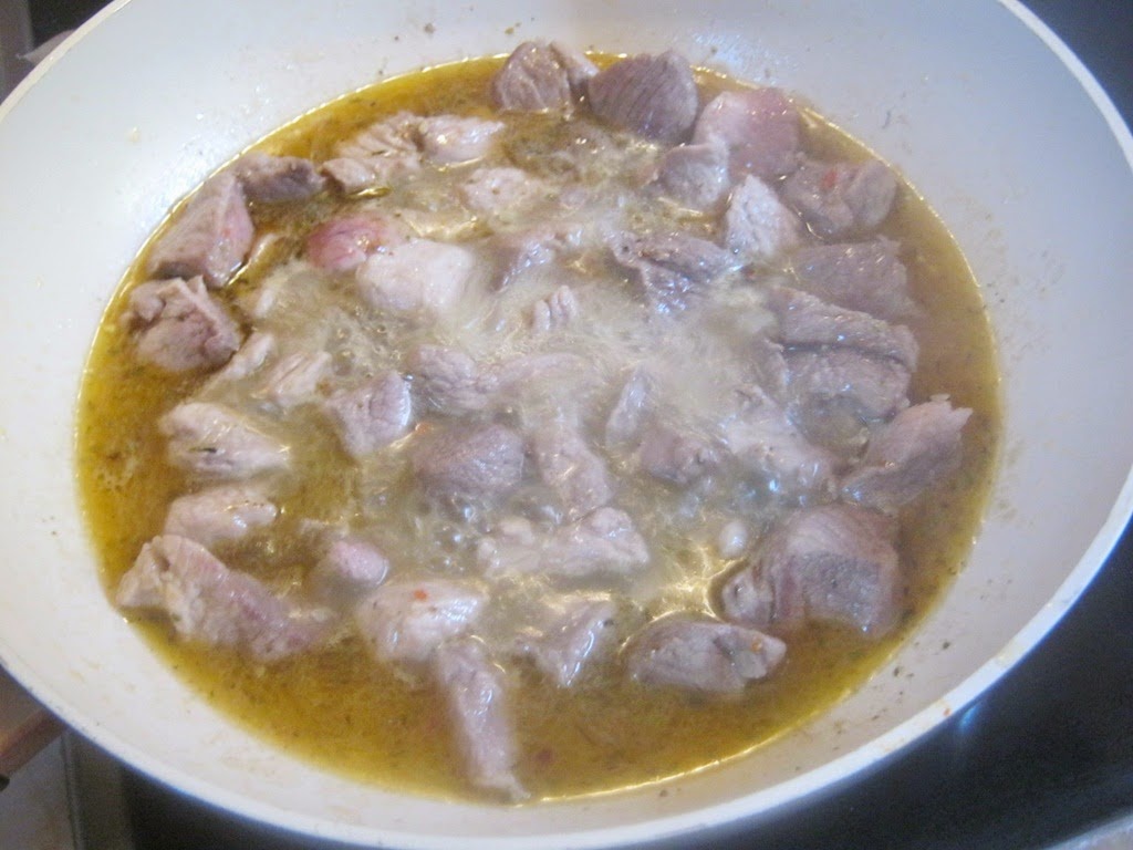 Pulpa de porc cu sos de smantana si cascaval