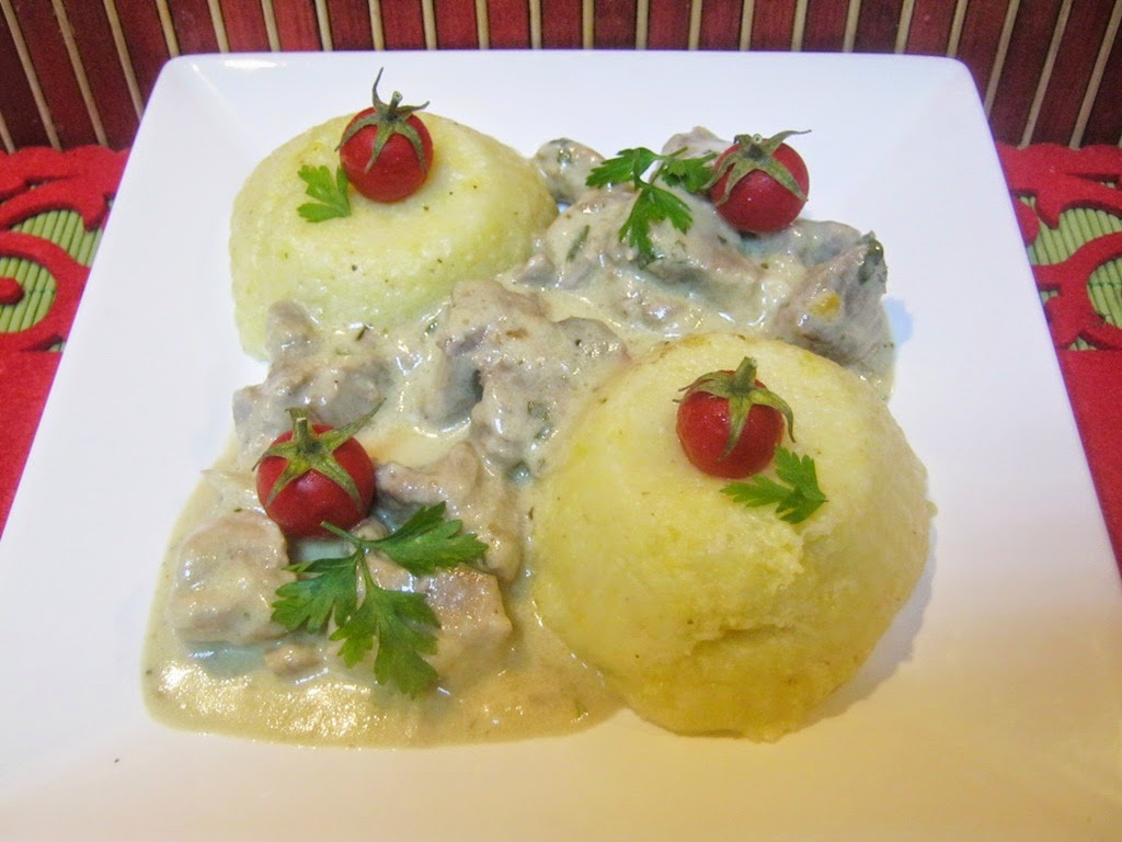 Pulpa de porc cu sos de smantana si cascaval