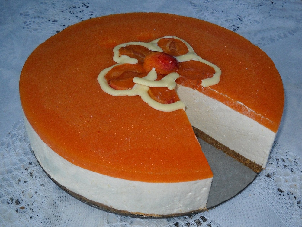 Cheesecake  fara coacere cu jeleu de caise. Un desert usor si aromat de vara