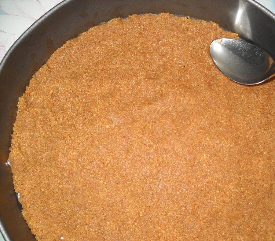 Cheesecake  fara coacere cu jeleu de caise. Un desert usor si aromat de vara