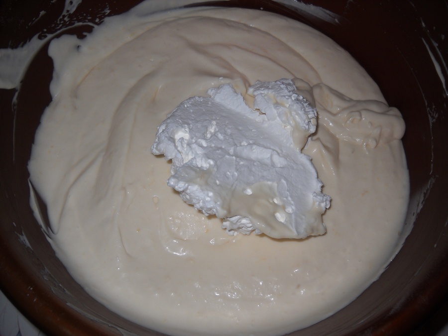 Cheesecake  fara coacere cu jeleu de caise. Un desert usor si aromat de vara