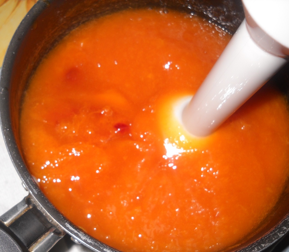 Cheesecake  fara coacere cu jeleu de caise. Un desert usor si aromat de vara