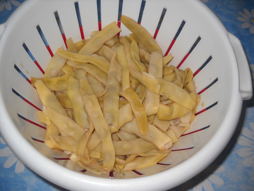 Salata de fasole pastai cu maioneza. Reteta delicioasa si usor de preparat