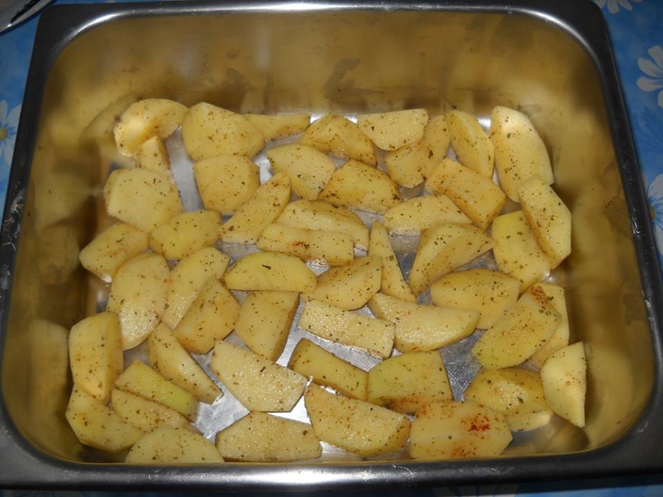 Pulpe de pui cu cartofi la cuptor