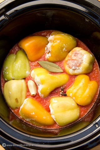 Ardei umpluti la Crock Pot