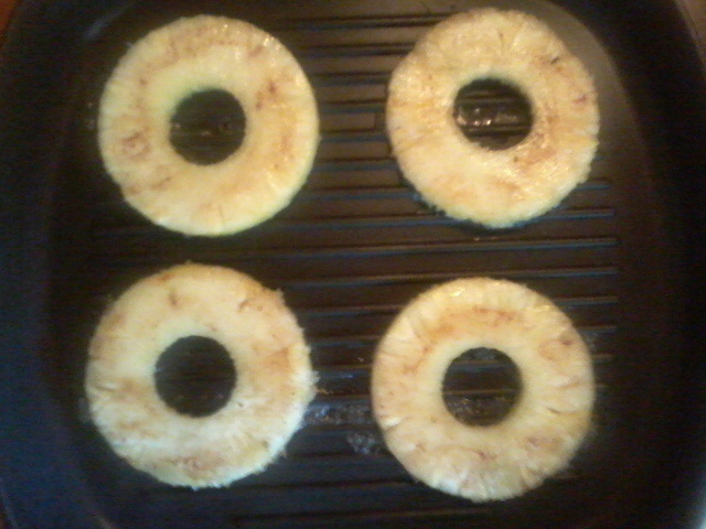 Ananas caramelizat cu scortisoara si fulgi de ciocolata