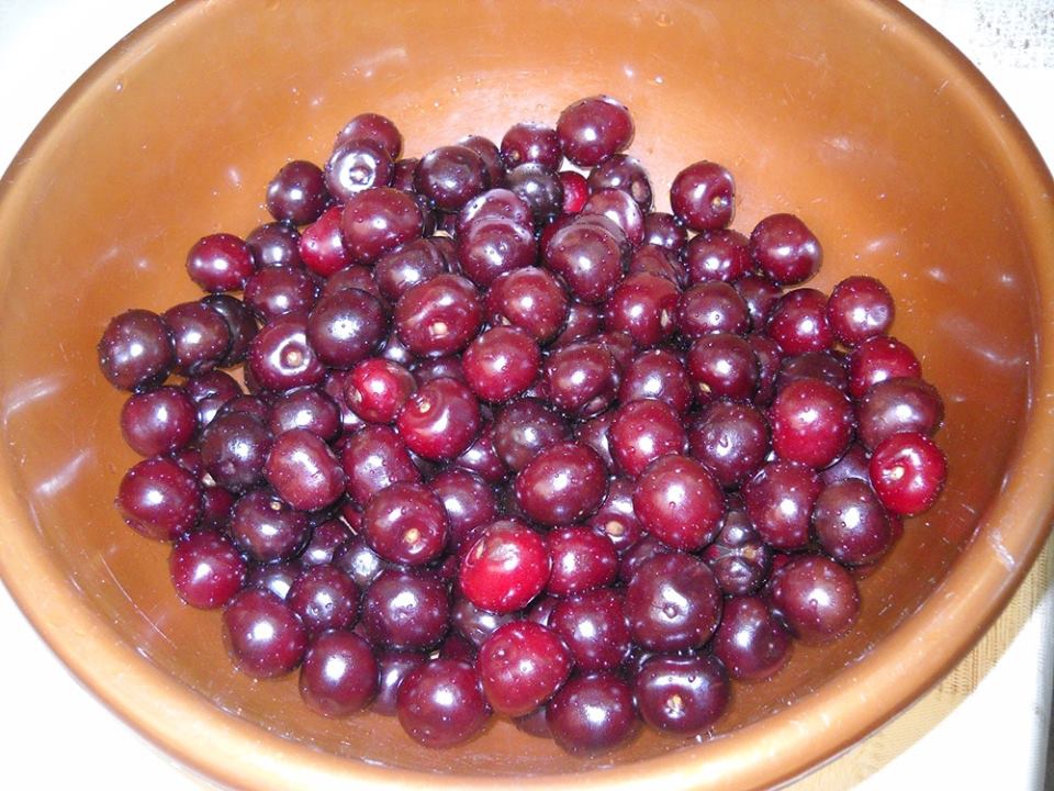 Prajitura marmorata cu visine si bezea. Un desert absolut delicios, cu fructe proaspete sau congelate