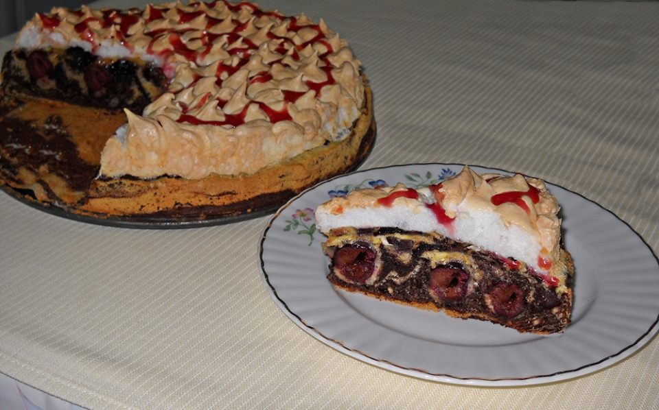 Prajitura marmorata cu visine si bezea. Un desert absolut delicios, cu fructe proaspete sau congelate