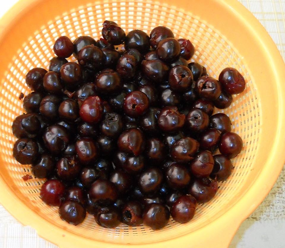 Prajitura marmorata cu visine si bezea. Un desert absolut delicios, cu fructe proaspete sau congelate