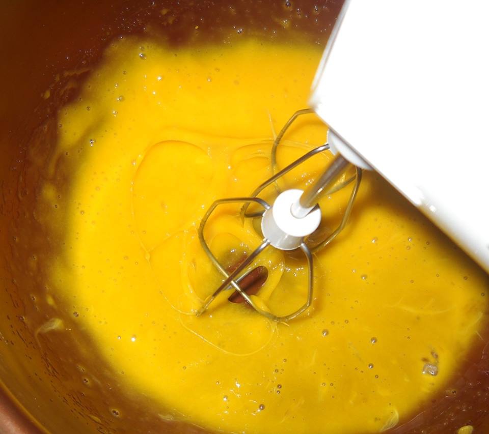 Prajitura marmorata cu visine si bezea. Un desert absolut delicios, cu fructe proaspete sau congelate