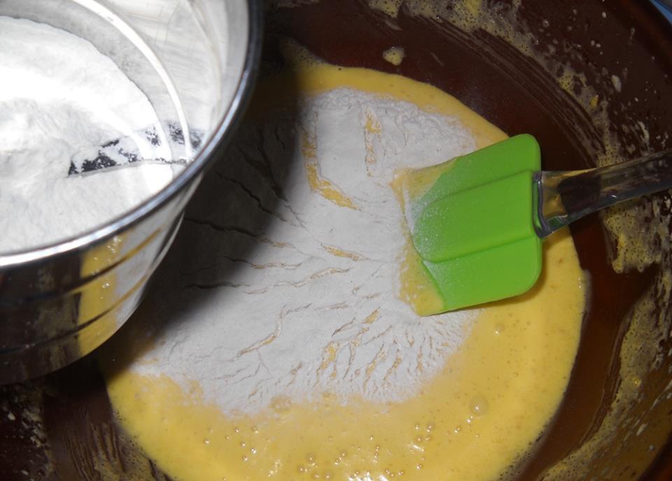 Prajitura marmorata cu visine si bezea. Un desert absolut delicios, cu fructe proaspete sau congelate