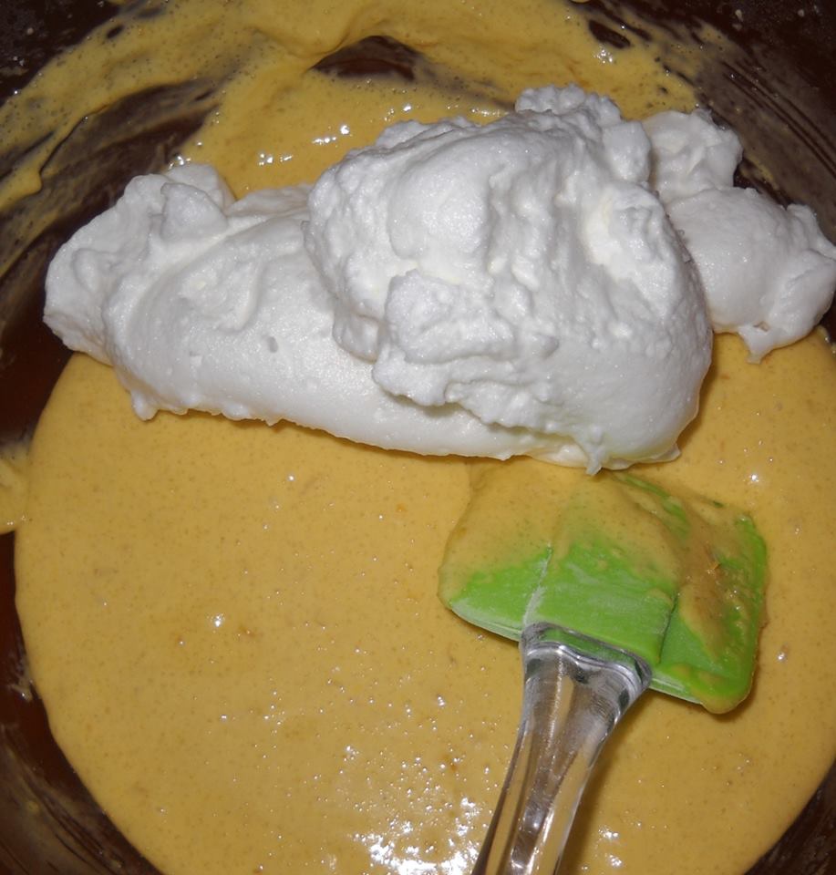 Prajitura marmorata cu visine si bezea. Un desert absolut delicios, cu fructe proaspete sau congelate