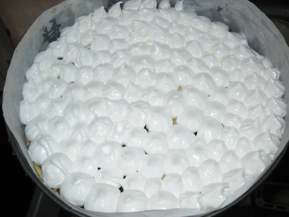 Prajitura marmorata cu visine si bezea. Un desert absolut delicios, cu fructe proaspete sau congelate