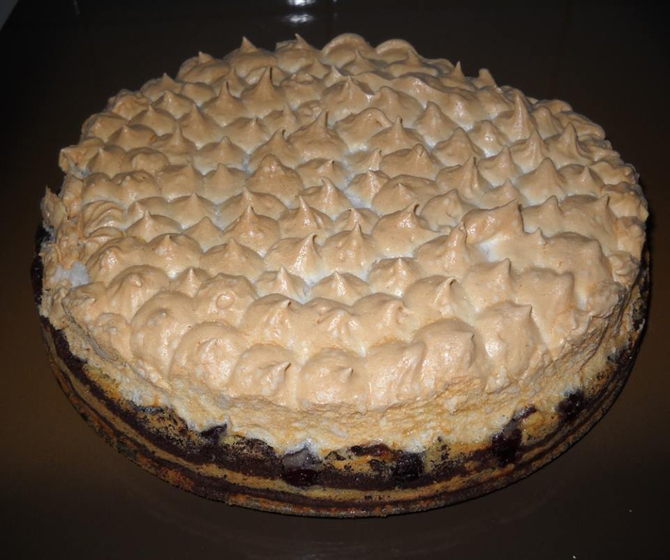 Prajitura marmorata cu visine si bezea. Un desert absolut delicios, cu fructe proaspete sau congelate