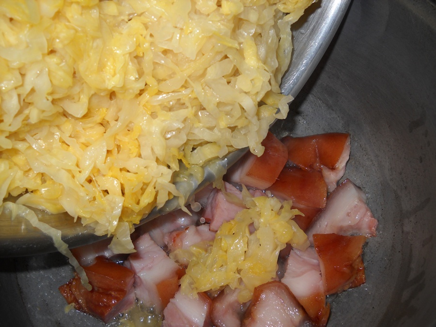 Varza acra cu ciolan afumat