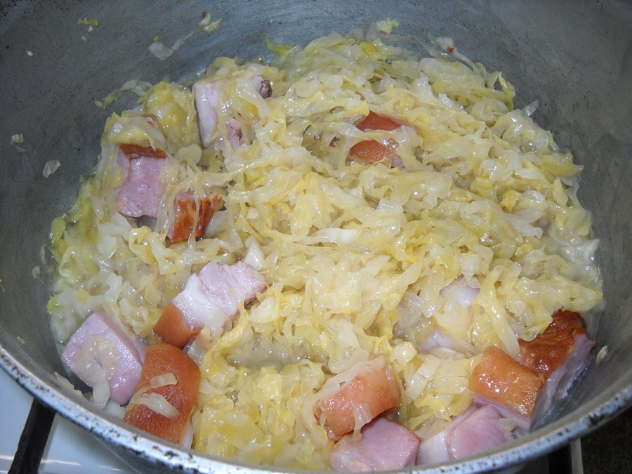 Varza acra cu ciolan afumat