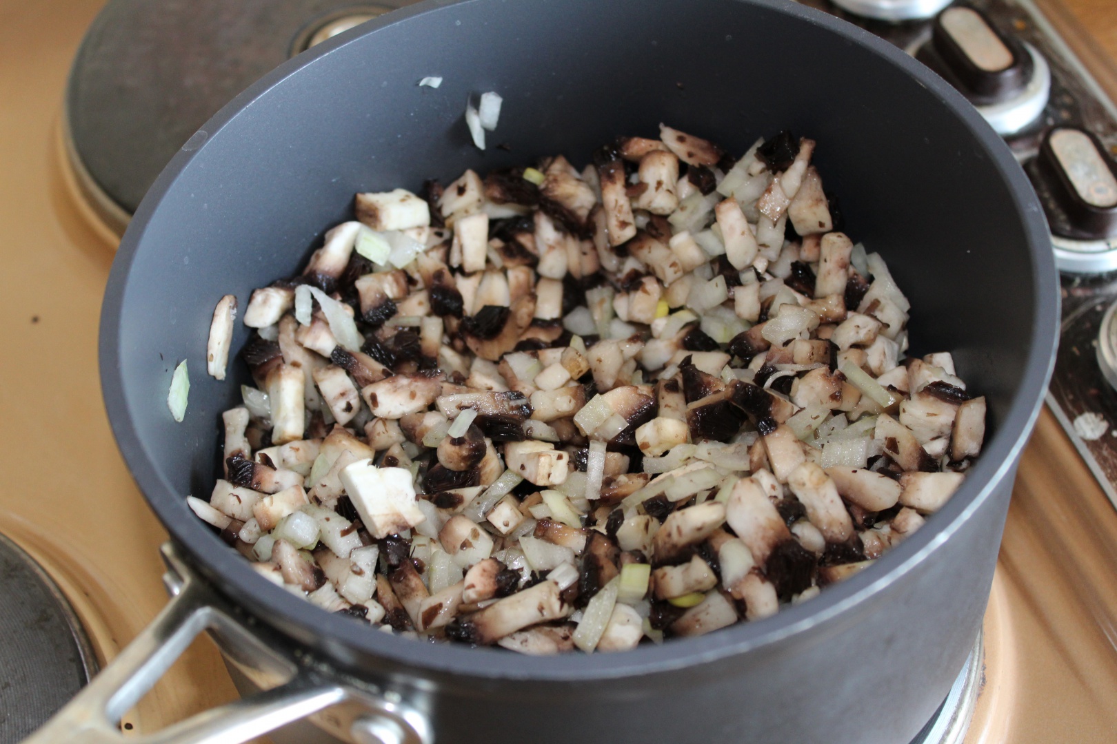 Orez cu ciuperci – reteta simpla, rapida si delicioasa