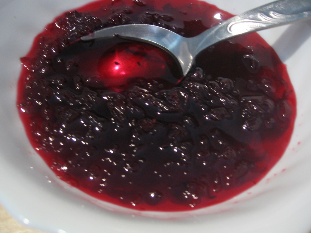 Briose cu visine si dulceata de trandafiri