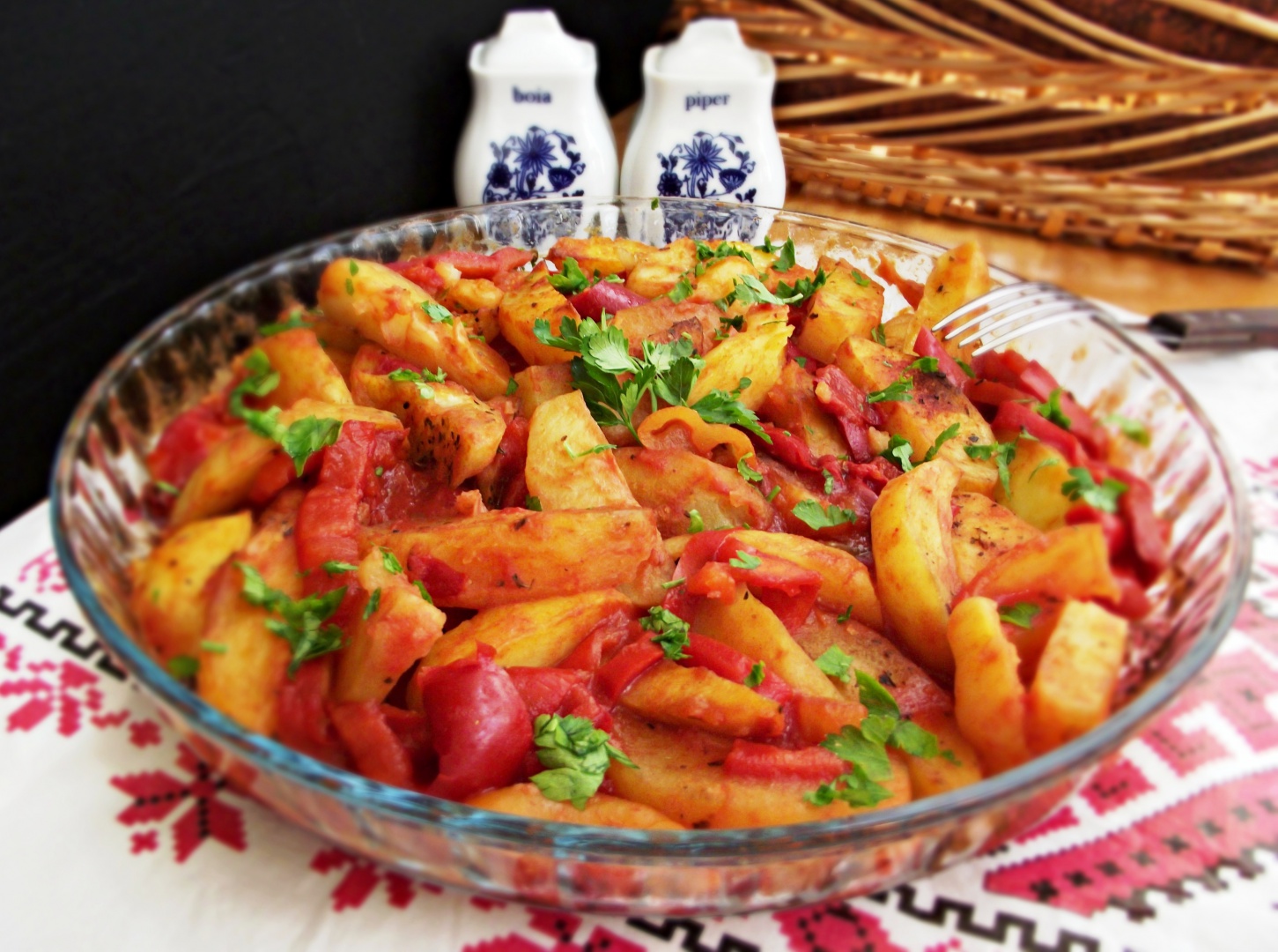 Cartofi la cuptor, cu busuioc si gogosari in sos de rosii