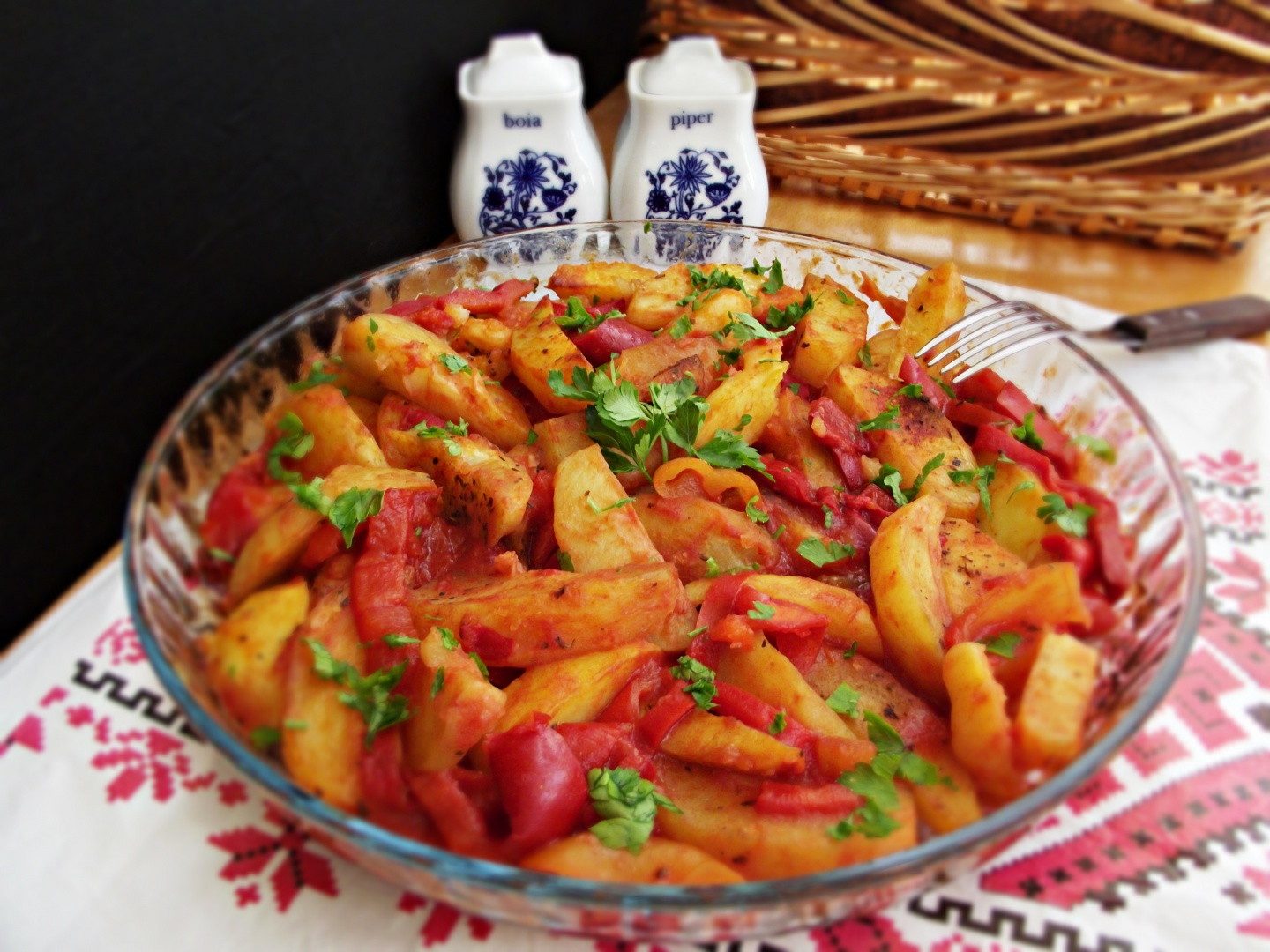 Cartofi la cuptor, cu busuioc si gogosari in sos de rosii