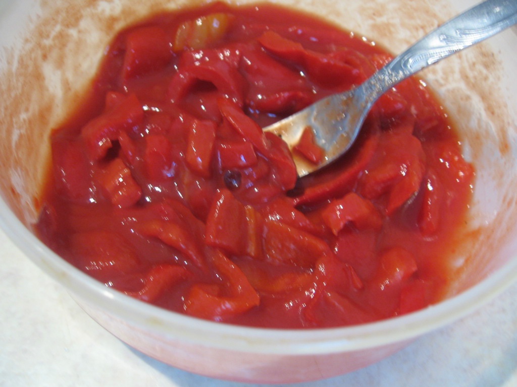 Cartofi la cuptor, cu busuioc si gogosari in sos de rosii