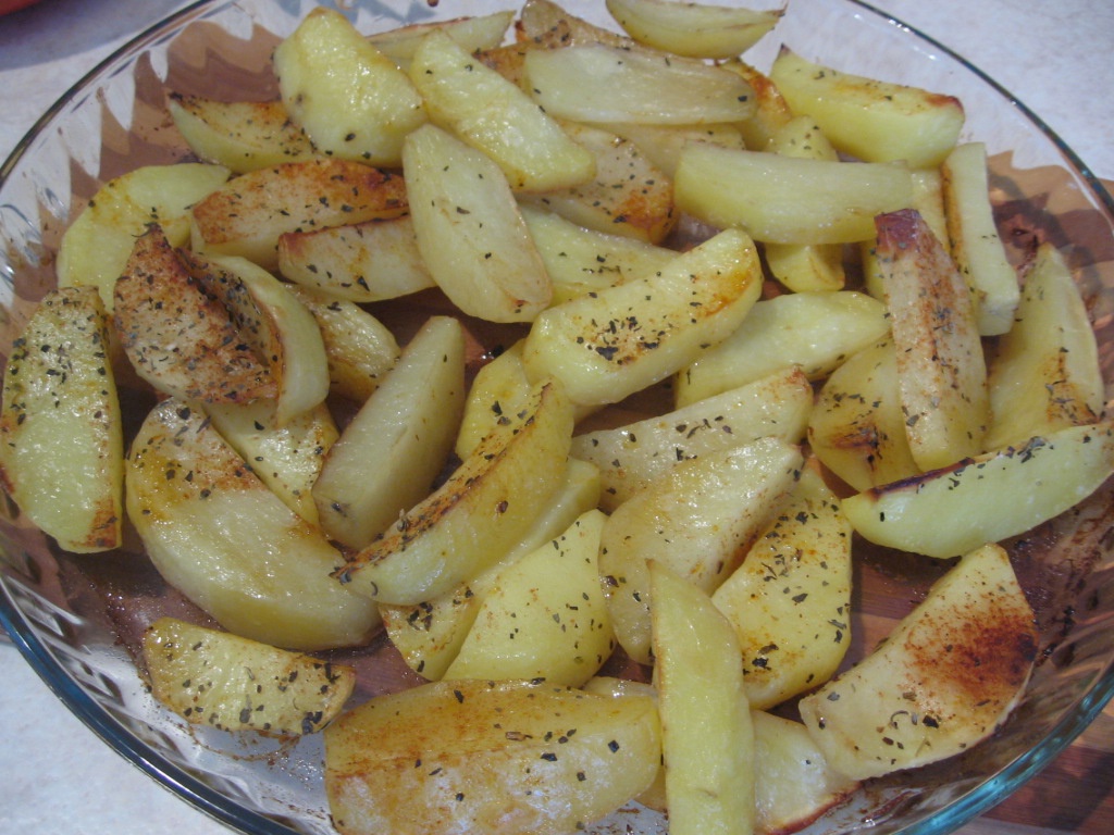 Cartofi la cuptor, cu busuioc si gogosari in sos de rosii