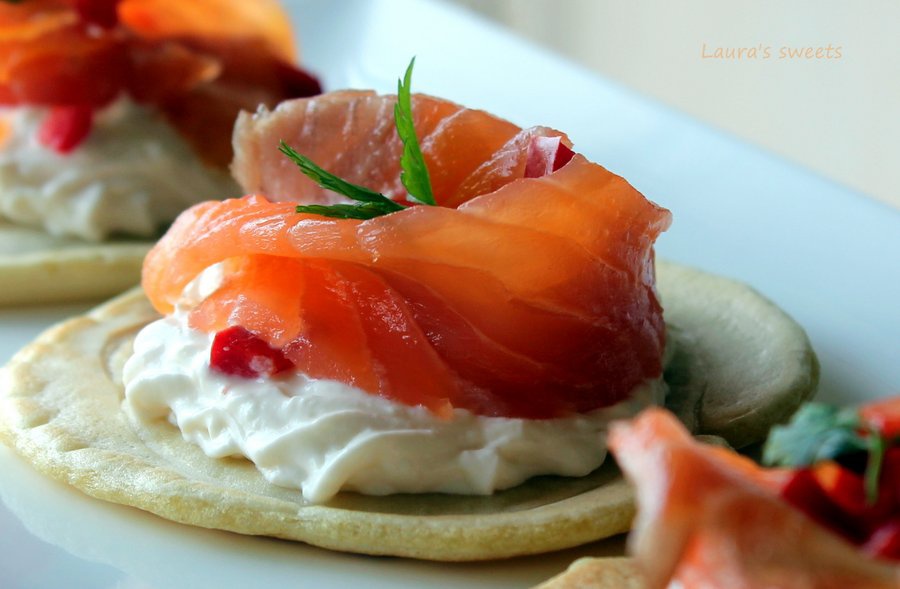Clatite cu crema de branza si somon