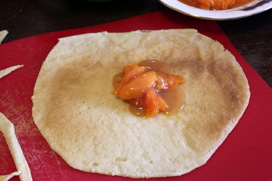 Clatite umplute cu caise si sos caramel