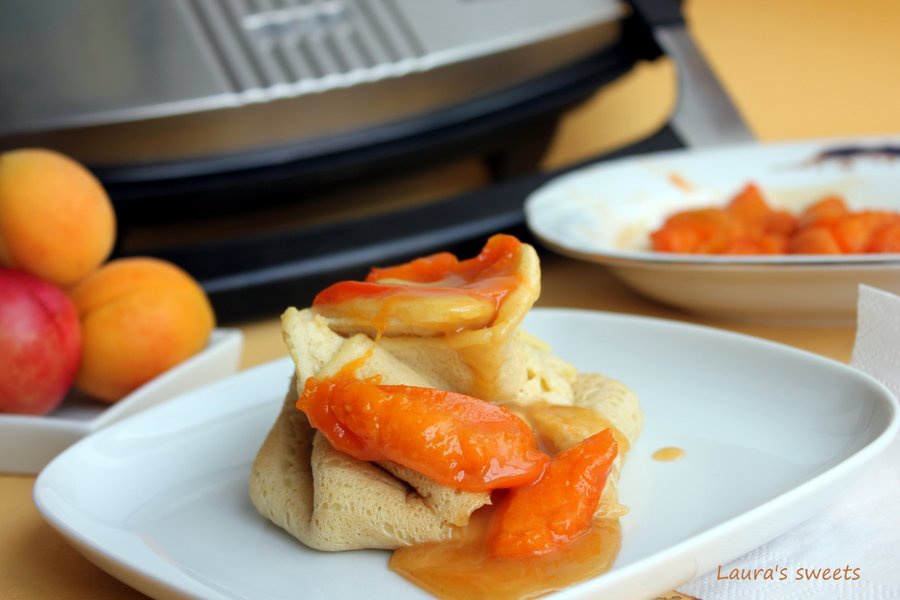 Clatite umplute cu caise si sos caramel