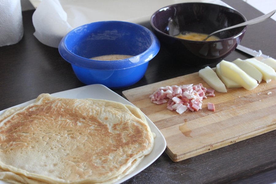 Rulouri de clatite umplute cu cascaval si bacon