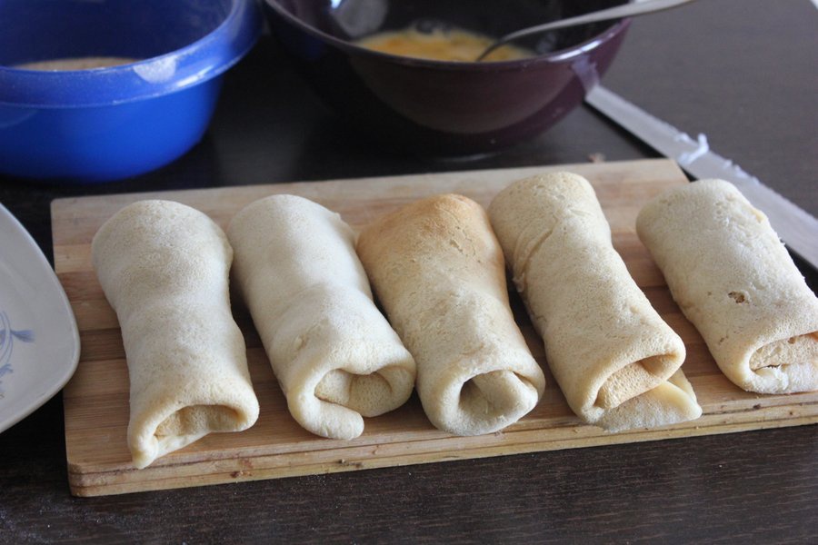 Rulouri de clatite umplute cu cascaval si bacon