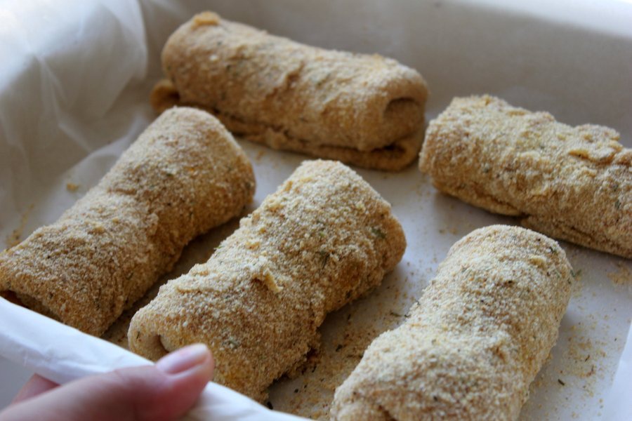 Rulouri de clatite umplute cu cascaval si bacon