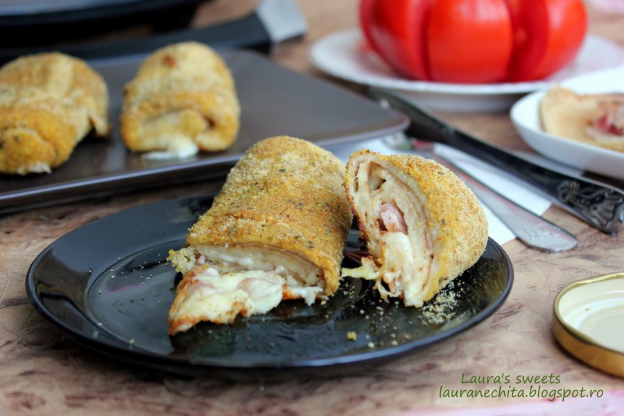 Rulouri de clatite umplute cu cascaval si bacon