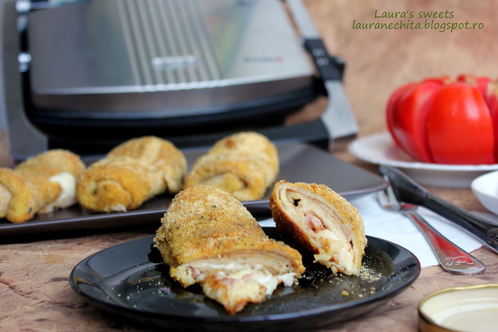 Rulouri de clatite umplute cu cascaval si bacon