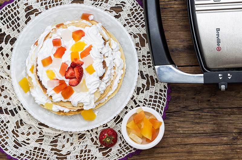 Clatite cu frisca si fructe