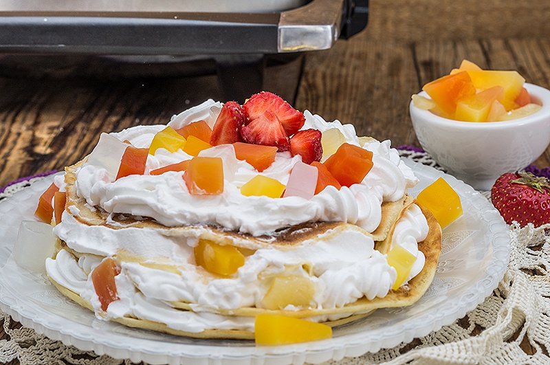 Clatite cu frisca si fructe